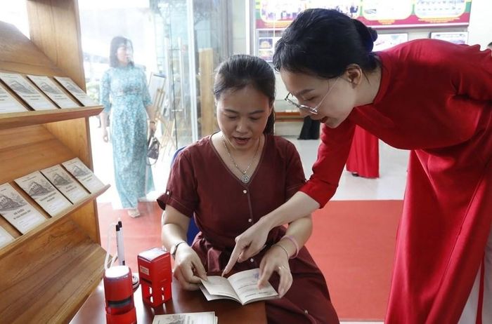 Đại biểu, du khách trải nghiệm tại không gian trưng bày