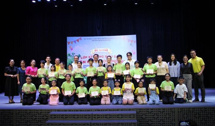 Ban tổ chức trao chứng nhận hoàn thành khóa học cho các học viên