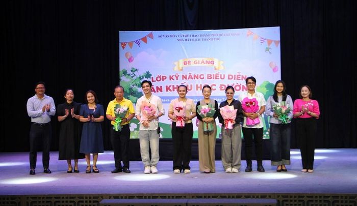 Ban tổ chức trao hoa cám ơn đến nghệ sĩ, cá nhân đồng hành cùng chương trình