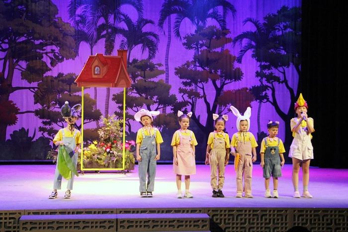 Các học viên nhí biểu diễn báo cáo tiểu phẩm "Câu chuyện ba chú heo con"