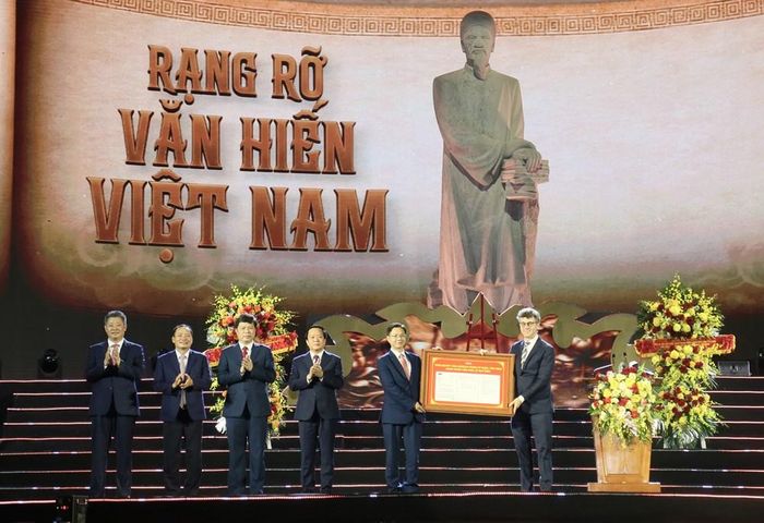Trưởng Đại diện UNESCO tại Hà Nội Jonathan Wallace Baker trao Nghị quyết của UNESCO vinh danh và cùng tham gia kỷ niệm 300 năm ngày sinh Danh nhân văn hóa Lê Quý Đôn (1726-2026) cho đại diện Việt Nam và tỉnh Hưng Yên