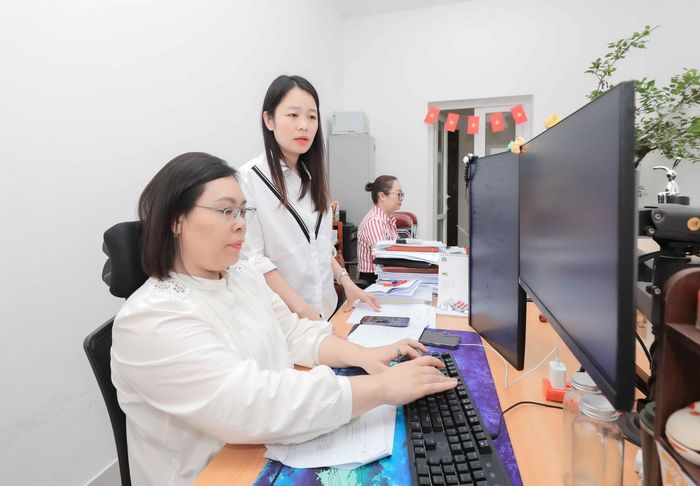  Xây dựng mô hình xã XHCN phải bắt đầu từ con người; cán bộ không ngừng đổi mới, sáng tạo, ứng dụng công nghệ hiện đại để tận tâm phục vụ, đem lại cuộc sống hạnh phúc, ấm no cho nhân dân. Ảnh: Phan Phương – TTXVN 