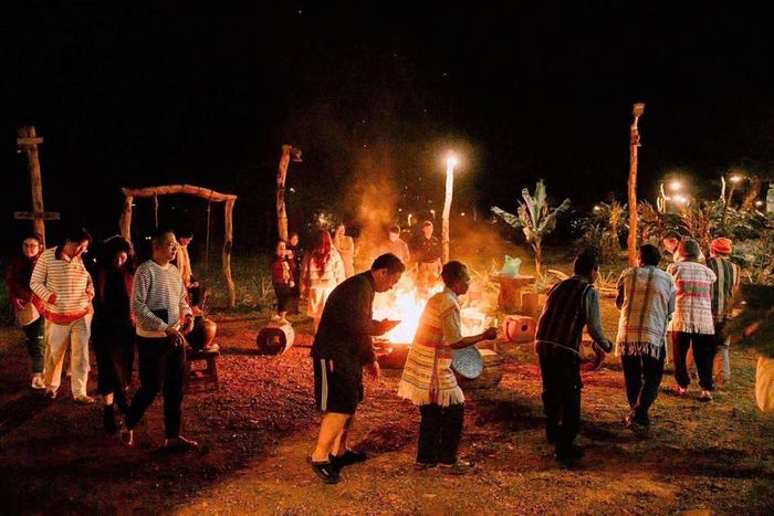 Du khách tham gia các hoạt động giao lưu văn hóa với người dân bản địa xã Tà Đùng. Nguồn: vietnamtourism.gov.vn