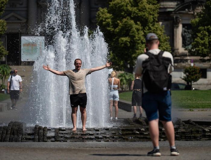 Người dân làm mát tại đài phun nước trong thời tiết nắng nóng ở Berlin, Đức ngày 30/7/2026. Ảnh: THX/TTXVN phát