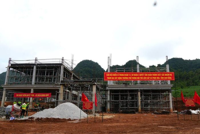 Trung đoàn 12, Sư đoàn 3, Quân khu 1 hỗ trợ xây dựng trường Phổ thông Dân tộc nội trú liên cấp Tiểu học và THCS Phục Hòa (Cao Bằng). Ảnh: Chu Hiệu - TTXVN