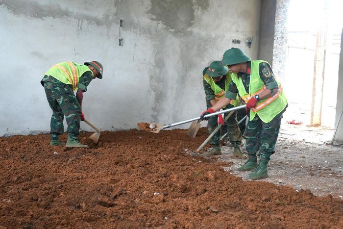 Các chiến sĩ Trung đoàn 12, Sư đoàn 3, Quân khu 1 hỗ trợ xây dựng Trường Phổ thông Dân tộc nội trú liên cấp Tiểu học và THCS Phục Hòa. Ảnh: Chu Hiệu - TTXVN