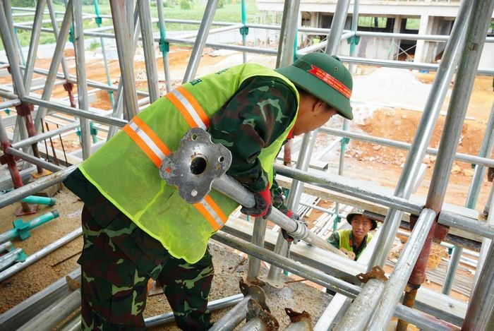 Các chiến sĩ Trung đoàn 12, Sư đoàn 3, Quân khu 1 hỗ trợ xây dựng Trường Phổ thông Dân tộc nội trú liên cấp Tiểu học và THCS Phục Hòa. Ảnh: Chu Hiệu - TTXVN