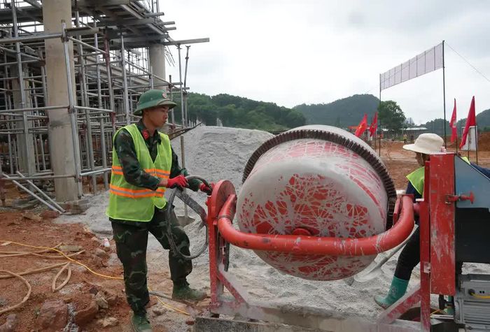 Các chiến sĩ Trung đoàn 12, Sư đoàn 3, Quân khu 1 hỗ trợ xây dựng Trường Phổ thông Dân tộc nội trú liên cấp Tiểu học và THCS Phục Hòa. Ảnh: Chu Hiệu - TTXVN