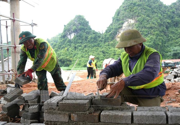Các chiến sĩ Trung đoàn 12, Sư đoàn 3, Quân khu 1 hỗ trợ xây dựng Trường Phổ thông Dân tộc nội trú liên cấp Tiểu học và THCS Phục Hòa. Ảnh: Chu Hiệu - TTXVN