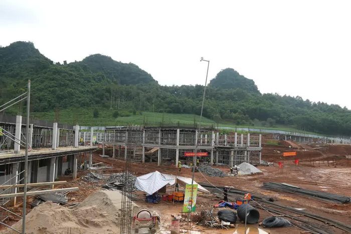 Thi công các hạng mục xây Trường Phổ thông Dân tộc nội trú liên cấp Tiểu học và THCS Phục Hòa (Cao Bằng). Ảnh: Chu Hiệu - TTXVN