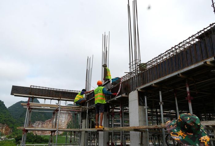 Công nhân làm việc trên công trường dự án trường Phổ thông Dân tộc nội trú liên cấp Tiểu học và THCS Phục Hòa (Cao Bằng). Ảnh: Chu Hiệu - TTXVN