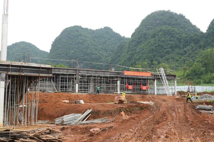 Thi công các hạng mục xây Trường Phổ thông Dân tộc nội trú liên cấp Tiểu học và THCS Phục Hòa (Cao Bằng). Ảnh: Chu Hiệu - TTXVN