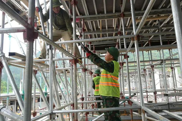 Các chiến sĩ Trung đoàn 12, Sư đoàn 3, Quân khu 1 hỗ trợ xây dựng Trường Phổ thông Dân tộc nội trú liên cấp Tiểu học và THCS Phục Hòa. Ảnh: Chu Hiệu - TTXVN