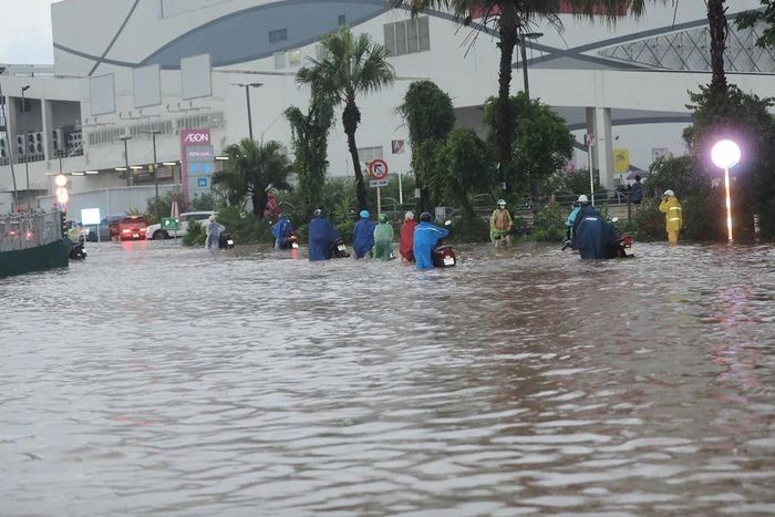 Ngập cục bộ trên phố Đàm Quang Trung sau cơn mưa lớn tại Hà Nội. Ảnh: Thành Phương - TTXVN