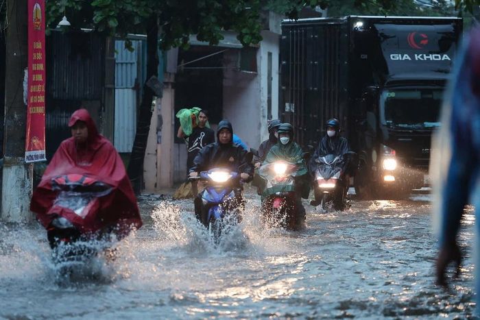 Phố Vĩnh Hưng ngập cục bộ sau mưa lớn. Ảnh: Phạm Tuấn Anh - TTXVN