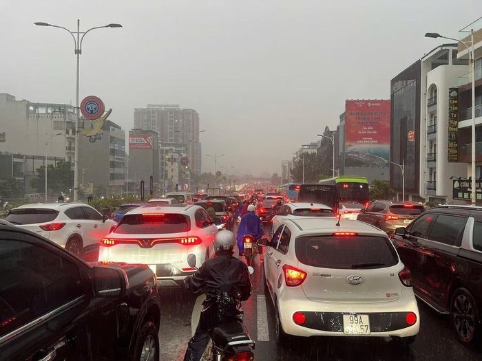 Cầu Vĩnh Tuy tắc cứng nhiều giờ đồng hồ. Ảnh: Thành Phương - TTXVN