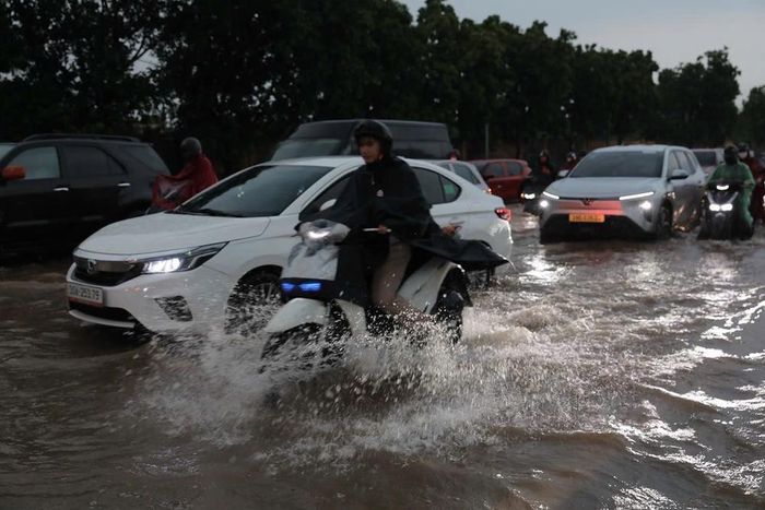 Ngập cục bộ trên phố Đàm Quang Trung sau cơn mưa lớn tại Hà Nội. Ảnh: Thành Phương - TTXVN