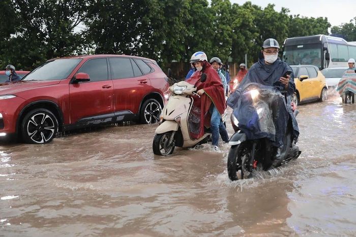 Ngập cục bộ trên phố Đàm Quang Trung sau cơn mưa lớn tại Hà Nội. Ảnh: Thành Phương - TTXVN