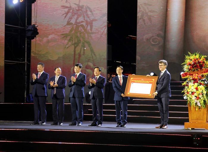 Ông Jonathan Baker (bên phải) Trưởng đại diện Văn phòng UNESCO tại Hà Nội trao Nghị quyết của UNESCO cùng kỷ niệm, tôn vinh Danh nhân văn hóa Lê Quý Đôn cho tỉnh Hưng Yên. Ảnh: Đinh Văn Nhiều -TTXVN