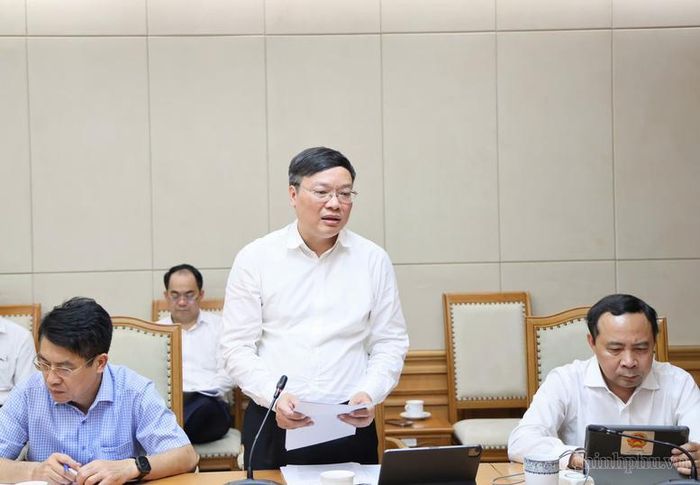 Thứ trưởng Bộ Nội vụ Trương Hải Long báo cáo về dự thảo Đề án - Ảnh: VGP/Thu Giang