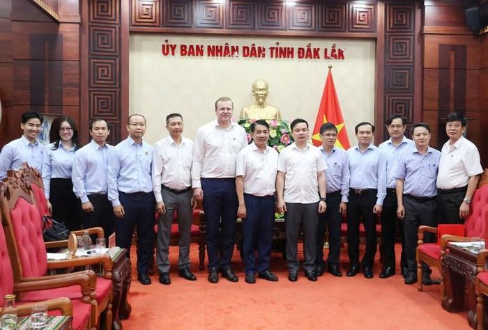 Lãnh đạo tỉnh Đắk Lắk và đoàn công tác De Heus - Hùng Nhơn chụp ảnh lưu niệm - Ảnh: VGP/TH