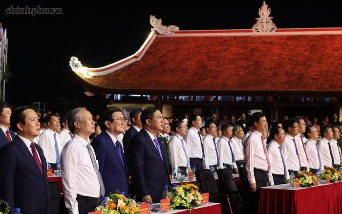 Các đại biểu thực hiện nghi thức chào cờ trước khi bắt đầu lễ kỷ niệm - Ảnh: VGP/Phương Nguyên