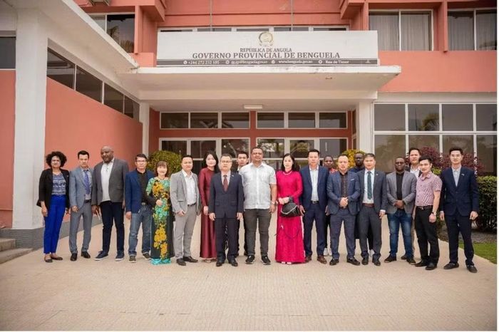 Đoàn Đại sứ quán Việt Nam tại Angola do Đại sứ Dương Chính Chức dẫn đầu trong chuyến công tác tới tỉnh Benguela, năm 2024. (Nguồn: Đại sứ quán Việt Nam tại Angola cung cấp)