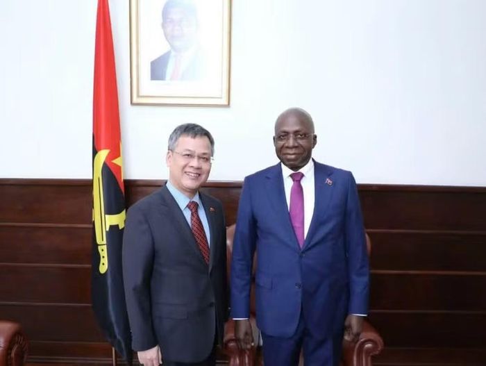 Đại sứ Dương Chính Chức gặp và làm việc với Bộ trưởng Ngoại giao Angola Téte António. (Ảnh: Đại sứ quán Việt Nam tại Angola cung cấp)