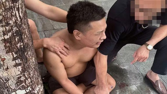 Lực lượng Công an khống chế, bắt giữ đối tượng Ngô Văn Long.