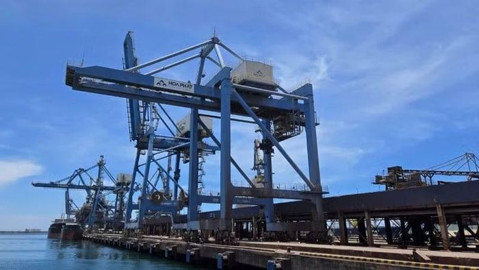 Tàu cập cảng chuyên dùng Hòa Phát Dung Quất bốc xếp hàng hóa tại Khu liên hợp sản xuất gang thép Hòa Phát (Quảng Ngãi). Ảnh: MINH DŨNG