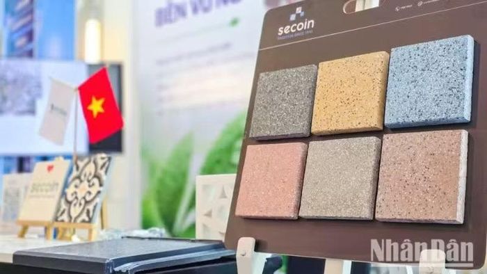 Các doanh nghiệp mang tới sự kiện các giải pháp vật liệu nhẹ và bền vững. (Ảnh: THÙY LINH)