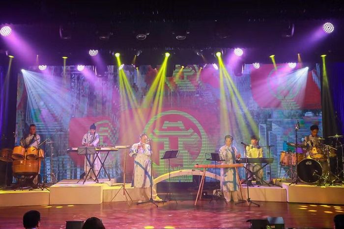 Chương trình nghệ thuật "Chuyện Hà Nội-Một ngày rất Hà Nội" là một sản phẩm nghệ thuật phục vụ du lịch, chính thức ra mắt vào tối 30/7/2026, nằm trong chuỗi sản phẩm nghệ thuật chất lượng cao do Sở Văn hóa và Thể thao Hà Nội chỉ đạo xây dựng.
