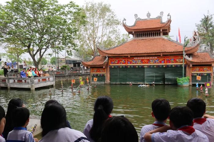 Để văn hóa phát triển bền vững, Hà Nội có nhiều chính sách quan tâm đến nghệ nhân, kết hợp giáo dục truyền thống cho thế hệ trẻ.