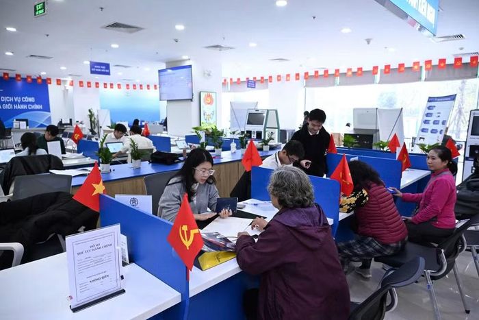 Trong giai đoạn đầu triển khai chuyển đổi số, cần tăng cường kiểm tra, giám sát, hỗ trợ các cơ quan, đơn vị trong toàn hệ thống để việc ứng dụng công nghệ số thực sự mang lại hiệu quả khi tiếp dân, phục vụ Nhân dân. (Trong ảnh, Trung tâm hành chính công số 1 Hà Nội. Ảnh: Thành Đạt)