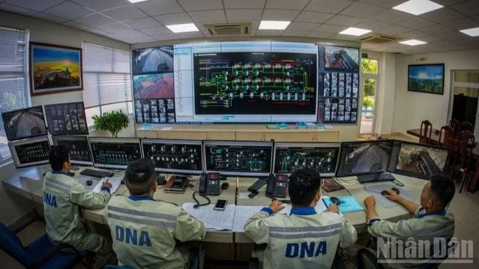  Cán bộ, kỹ sư Công ty Nhôm Đắc Nông-TKV giám sát, điều hành sản xuất bằng hệ thống hiện đại. 