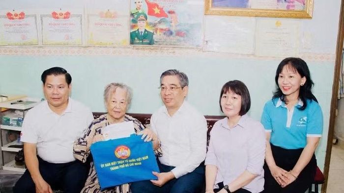 Đoàn lãnh đạo Thành phố Hồ Chí Minh thăm Bà mẹ Việt Nam Anh hùng nhân dịp kỷ niệm 79 năm Ngày Thương binh-Liệt sĩ.