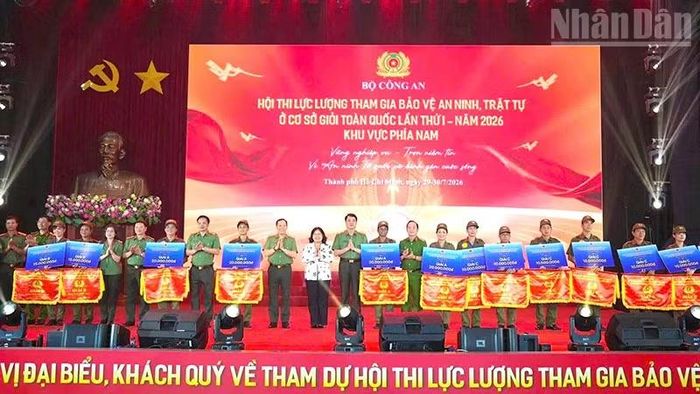 Ban tổ chức Hội thi trao giải A, B, C cho các đội tuyển.