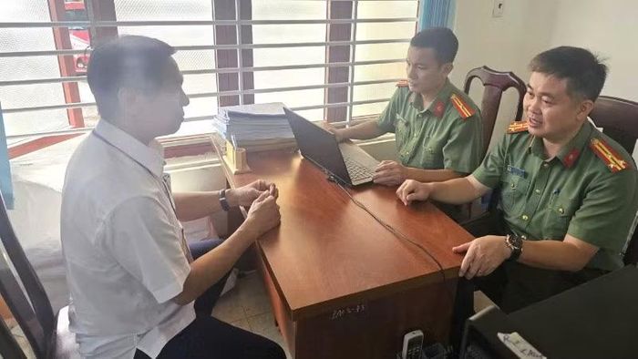 Phòng An ninh Chính trị nội bộ, Công an tỉnh Đắk Lắk làm việc với các đối tượng trong vụ án. (Ảnh: TT)