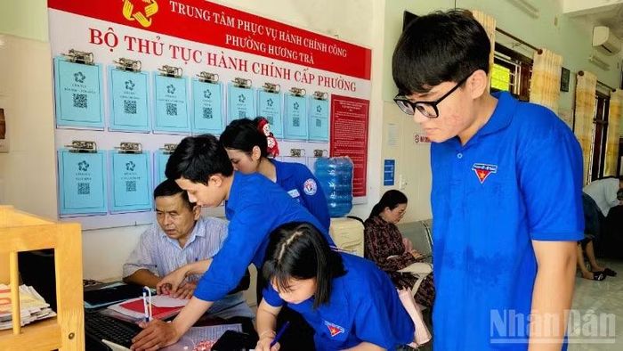 Đoàn thanh niên phường Hương Trà tham gia hỗ trợ người dân làm thủ tục hành chính.
