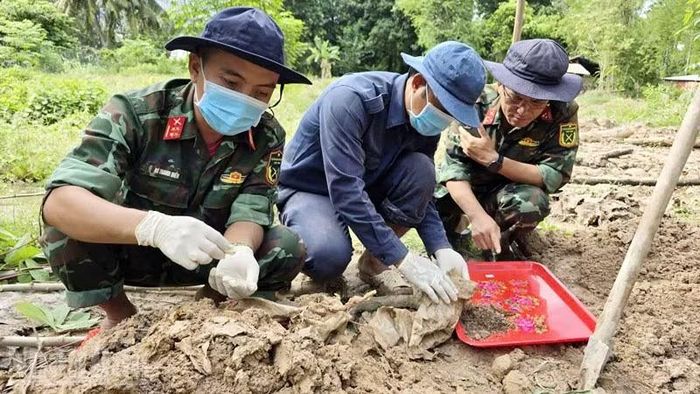 Cán bộ, chiến sĩ Đội K92 tìm kiếm, cất bốc được 3 hài cốt liệt sĩ tại khu vực Nghĩa trang Xóm Khỉ. (Ảnh: PHƯƠNG VŨ)