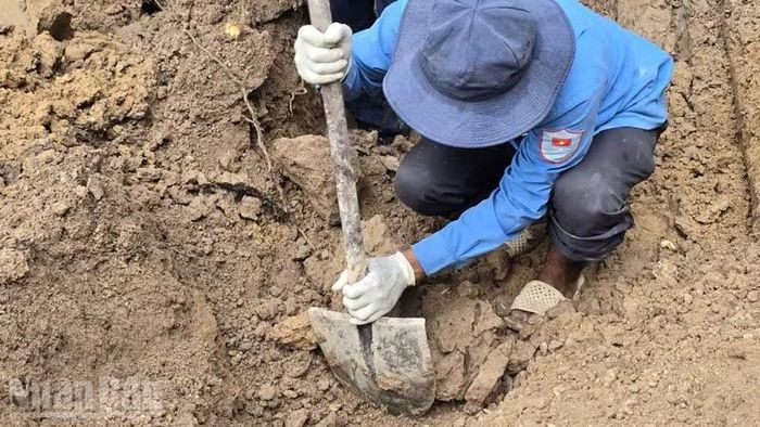 Cán bộ, chiến sĩ Đội K92 tìm kiếm hài cốt liệt sĩ tại khu vực Nghĩa trang Xóm Khỉ. (Ảnh: PHƯƠNG VŨ)