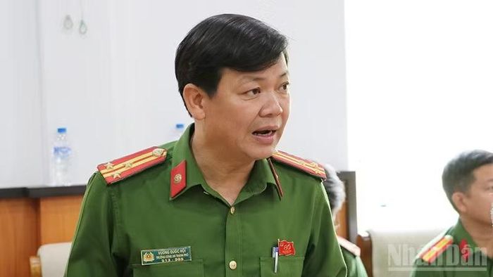 Thượng tá Vương Quốc Hội, Trưởng Công an phường Hương Trà phát biểu tại tọa đàm.