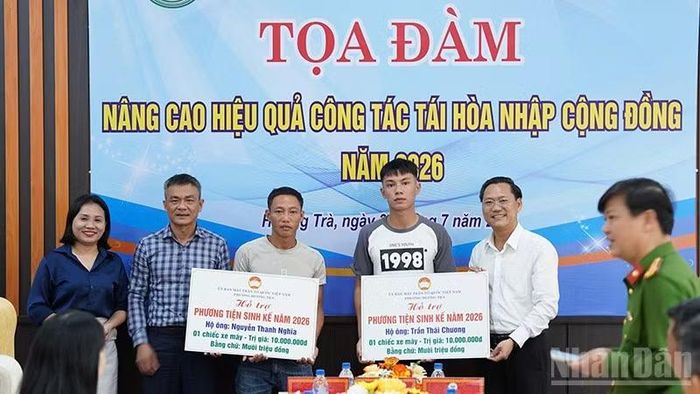 Lãnh đạo phường Hương Trà trao phương tiện sinh kế cho người tái hòa nhập cộng đồng.