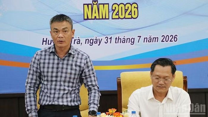 Bí thư Đảng ủy phường Hương Trà Phạm Hoàng Đức phát biểu tại tọa đàm.
