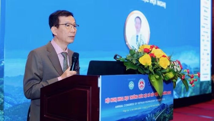 Giáo sư, Tiến sĩ, bác sĩ Ngô Quý Châu phát biểu tại Hội nghị.