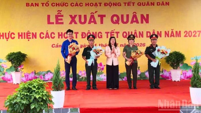 Bà Nguyễn Thị Ngọc Điệp, Phó Chủ tịch Ủy ban nhân dân thành phố Cần Thơ tặng hoa chúc mừng các đơn vị thực hiện.