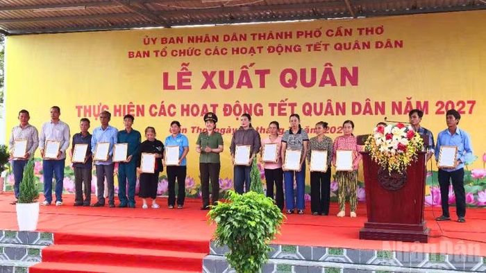 Ban tổ chức trao tặng tượng trưng 15 căn nhà hỗ trợ các hộ gia đình có hoàn cảnh khó khăn.