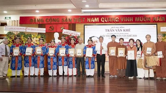 Trao giải Trần Văn Khê cho 2 tập thể. (Ảnh: QUỐC THANH)