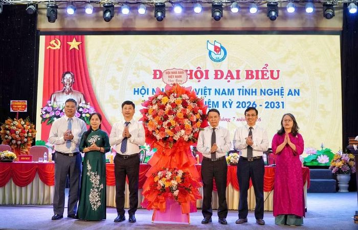 Lãnh đạo Hội Nhà báo Việt Nam tặng hoa chúc mừng Đại hội.