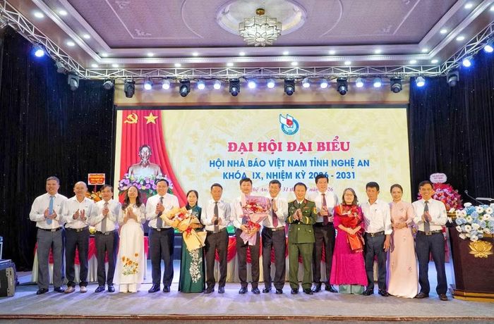 Lãnh đạo Hội Nhà báo Việt Nam và tỉnh Nghệ An tặng hoa chúc mừng Ban Chấp hành Hội Nhà báo Việt Nam tỉnh Nghệ An khóa IX.